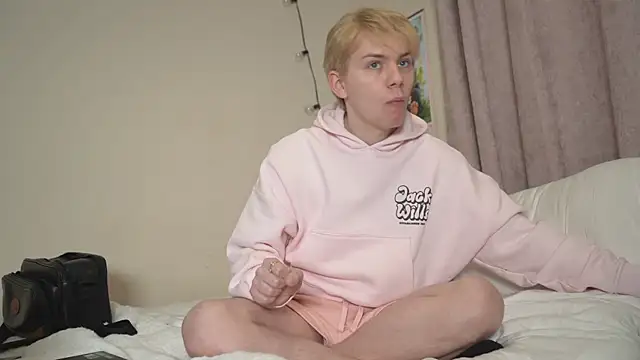 Snapshot of scottishtwink01 chatting on December 19, 12:06 am scottishtwink01 online show from December 19, 12:06 am