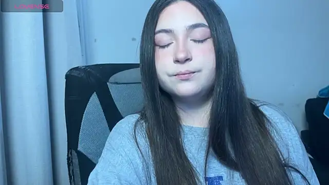 Snapshot of valentinauwu chatting on November 29, 12:35 am valentinauwu online show from November 29, 12:35 am