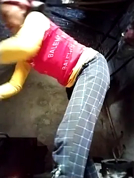 Snapshot of -Xuka-200 chatting on December 18, 1:33 am -Xuka-200 online show from December 18, 1:33 am