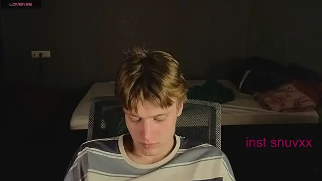 Snapshot of LouieEvans chatting on October 10, 4:00 am LouieEvans online show from October 10, 4:00 am