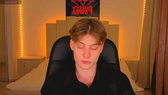 Snapshot of LouieEvans chatting on November 18, 8:57 pm LouieEvans online show from November 18, 8:57 pm