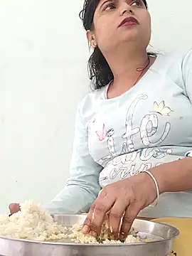 Hot-Pooja25 online show from March 23, 5:55 am