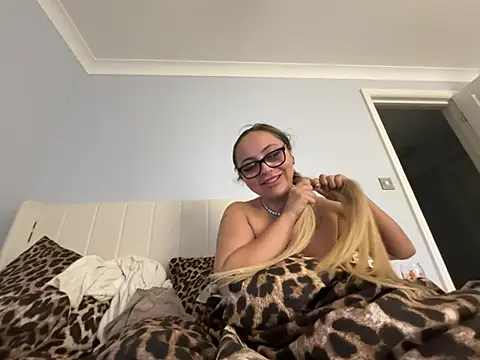 Snapshot of petitelucyXoxx chatting on July 4, 11:22 pm petitelucyXoxx online show from July 4, 11:22 pm