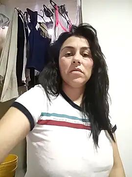 Snapshot of vanessa-titisM chatting on December 14, 1:33 am vanessa-titisM online show from December 14, 1:33 am