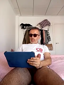 Snapshot of EmilioTaladdro chatting on April 18, 9:46 am EmilioTaladdro online show from April 18, 9:46 am