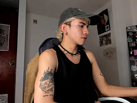 Snapshot of guynextdo0r chatting on September 28, 9:42 pm guynextdo0r online show from September 28, 9:42 pm