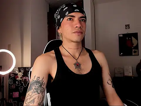 Snapshot of guynextdo0r chatting on October 1, 6:36 pm guynextdo0r online show from October 1, 6:36 pm