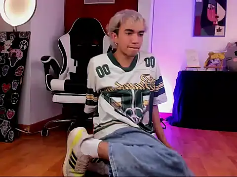 Snapshot of guynextdo0r chatting on October 3, 5:48 am guynextdo0r online show from October 3, 5:48 am