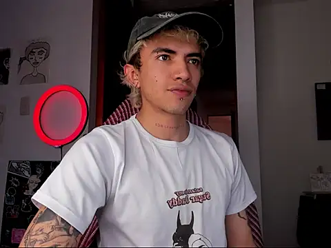 Snapshot of guynextdo0r chatting on October 5, 7:01 pm guynextdo0r online show from October 5, 7:01 pm