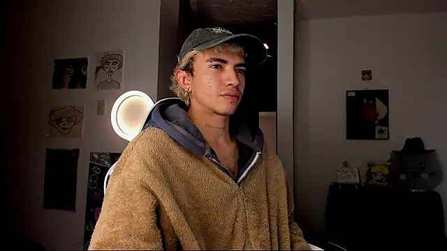 Snapshot of guynextdo0r chatting on October 7, 9:17 am guynextdo0r online show from October 7, 9:17 am