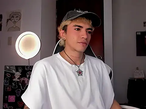 Snapshot of guynextdo0r chatting on October 9, 7:01 pm guynextdo0r online show from October 9, 7:01 pm