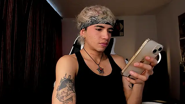 Snapshot of guynextdo0r chatting on October 22, 8:30 pm guynextdo0r online show from October 22, 8:30 pm