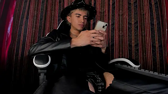 Snapshot of guynextdo0r chatting on November 19, 7:58 pm guynextdo0r online show from November 19, 7:58 pm