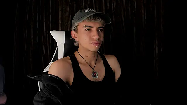 Snapshot of guynextdo0r chatting on December 17, 11:00 pm guynextdo0r online show from December 17, 11:00 pm