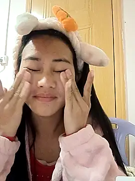 Snapshot of luy-xinh02 chatting on November 27, 11:34 am luy-xinh02 online show from November 27, 11:34 am