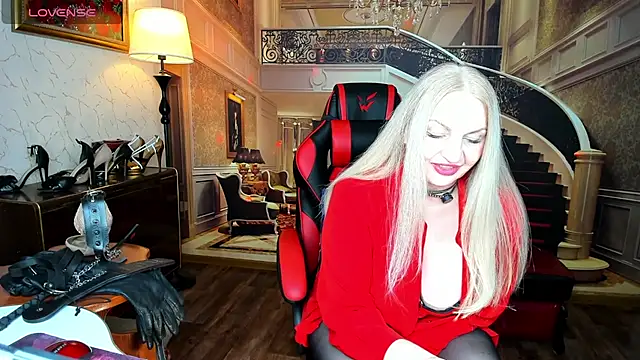 Snapshot of Nina_Devillle chatting on February 19, 1:23 am Nina Devillle online show from February 19, 1:23 am