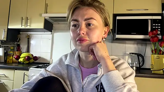 Snapshot of MartaLuna_ chatting on April 18, 8:42 pm MartaLuna online show from April 18, 8:42 pm