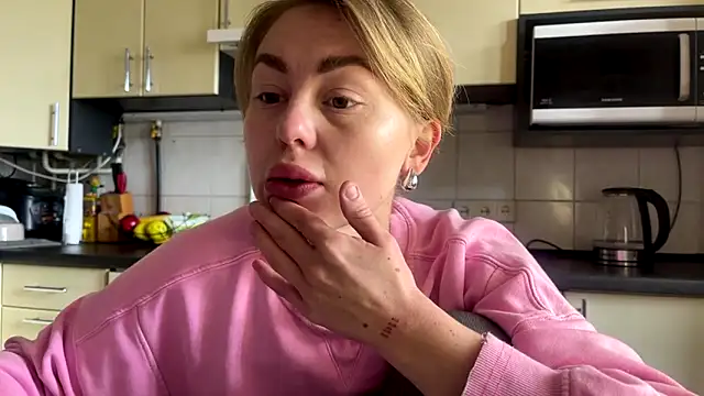 Snapshot of MartaLuna_ chatting on April 22, 9:11 am MartaLuna online show from April 22, 9:11 am