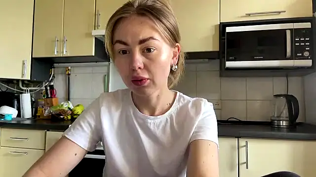 Snapshot of MartaLuna_ chatting on May 2, 10:31 am MartaLuna online show from May 2, 10:31 am