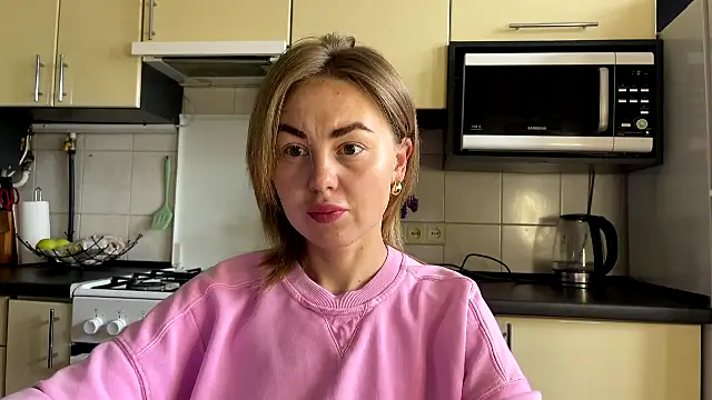 Snapshot of MartaLuna_ chatting on May 13, 1:52 pm MartaLuna online show from May 13, 1:52 pm