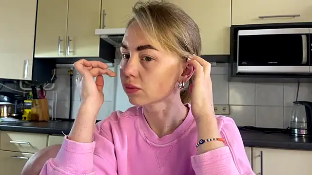 Snapshot of MartaLuna_ chatting on May 26, 2:13 pm MartaLuna online show from May 26, 2:13 pm