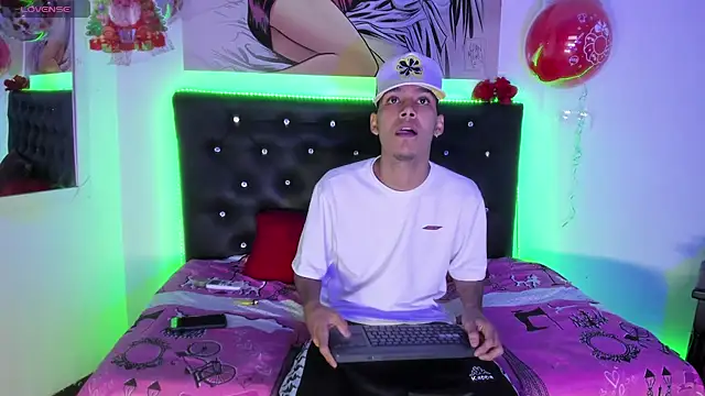 Snapshot of xxKamadevaxx chatting on December 16, 12:54 pm xxKamadevaxx online show from December 16, 12:54 pm