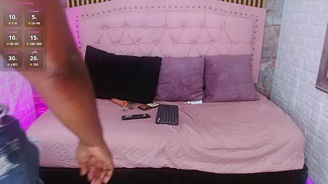 Snapshot of sheyla__ebony chatting on November 6, 8:21 pm sheyla ebony online show from November 6, 8:21 pm