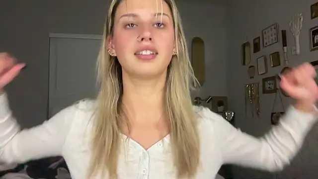 Snapshot of AnnGrayson chatting on November 3, 2:24 am AnnGrayson online show from November 3, 2:24 am