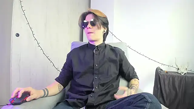 Snapshot of Jerry_Cole chatting on December 17, 3:29 pm Jerry Cole online show from December 17, 3:29 pm