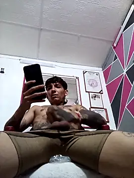 Snapshot of LaParKa31 chatting on February 3, 4:21 am LaParKa31 online show from February 3, 4:21 am