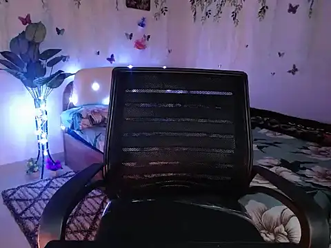 Snapshot of Naughtyy_stripgirl chatting on February 25, 6:06 pm Naughtyy stripgirl online show from February 25, 6:06 pm