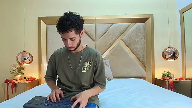 Snapshot of EthanCollen chatting on October 1, 10:05 pm EthanCollen online show from October 1, 10:05 pm