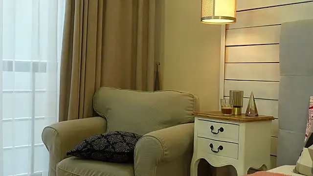 Snapshot of MyaMuse chatting on November 11, 8:25 am MyaMuse online show from November 11, 8:25 am