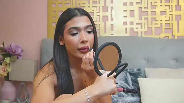 Snapshot of MyaMuse chatting on December 4, 8:12 am MyaMuse online show from December 4, 8:12 am