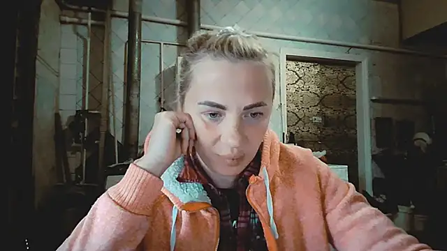 Snapshot of EmmaCat_ chatting on April 29, 12:20 pm EmmaCat online show from April 29, 12:20 pm