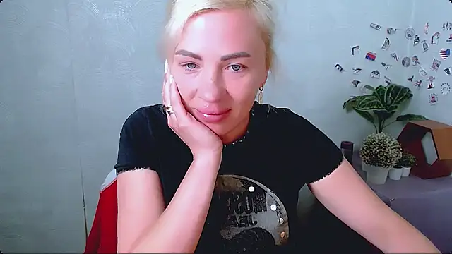 Snapshot of EmmaCat_ chatting on May 28, 6:10 am EmmaCat online show from May 28, 6:10 am