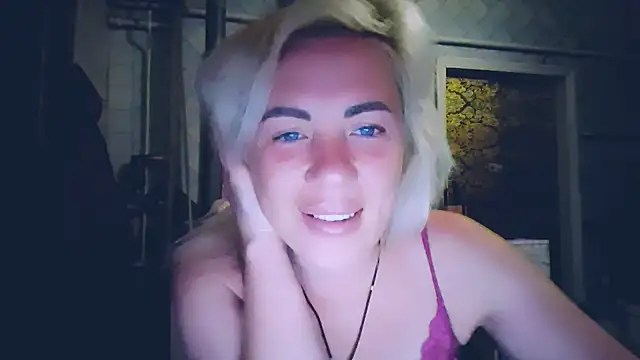 Snapshot of EmmaCat_ chatting on May 28, 8:17 pm EmmaCat online show from May 28, 8:17 pm