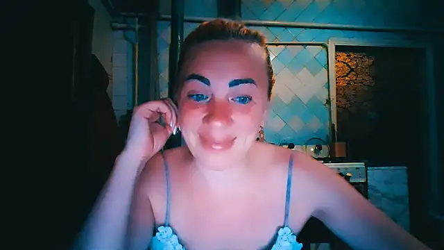 Snapshot of EmmaCat_ chatting on June 7, 7:28 pm EmmaCat online show from June 7, 7:28 pm