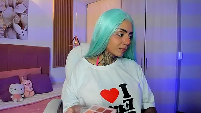 Snapshot of KoraRousee chatting on October 18, 1:34 pm KoraRousee online show from October 18, 1:34 pm