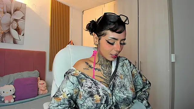 Snapshot of KoraRousee chatting on October 25, 1:40 pm KoraRousee online show from October 25, 1:40 pm