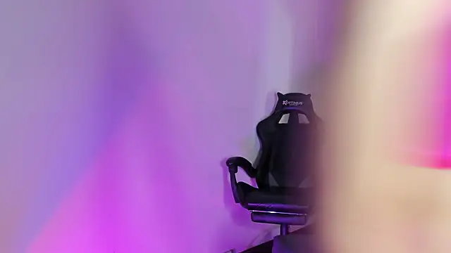 Snapshot of chiky_williams chatting on September 20, 12:39 pm chiky williams online show from September 20, 12:39 pm