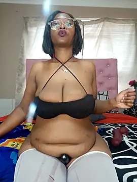 Snapshot of YummyChocTits chatting on October 17, 8:28 am YummyChocTits online show from October 17, 8:28 am