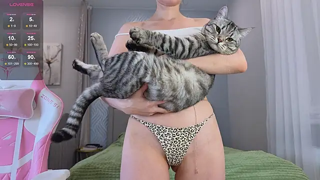 Snapshot of Madison_Davies_ chatting on October 15, 4:01 am Madison Davies  online show from October 15, 4:01 am