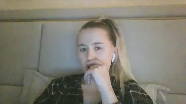 Snapshot of Frosian chatting on November 19, 9:48 pm Frosian online show from November 19, 9:48 pm