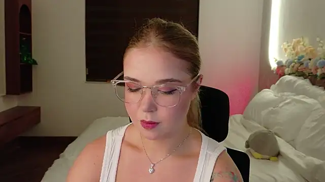 Lilith Bonheur online show from April 7, 9:37 pm