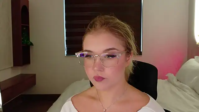 Lilith Bonheur online show from April 8, 11:05 pm