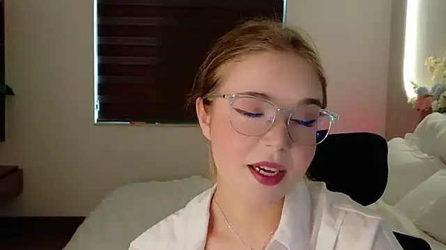 Lilith Bonheur online show from April 10, 9:36 am