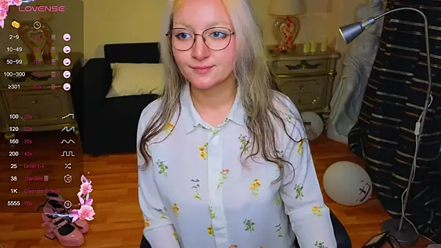 JuicyLullu online show from November 9, 11:30 am