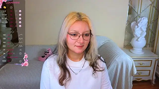 JuicyLullu online show from November 22, 11:20 am