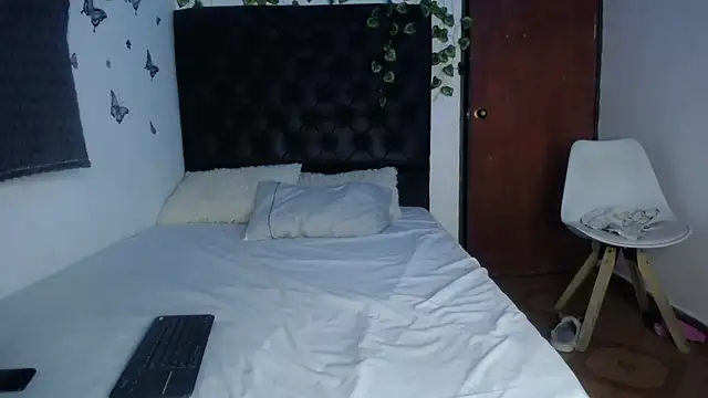 isabel 09 online show from March 7, 3:47 am